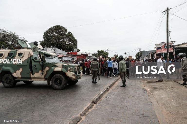 Demonstrators in the streets of Maputo on the last day of a week-long strike called by the Optimist Party for the Development of Mozambique (Podemos, extra-parliamentary), which came second in the general elections on October 9, with 20.32%, but claims not to recognize these results, which still have to be validated and proclaimed by the Constitutional Council, 07 November 2024. LUISA NHANTUMBO / LUSA
