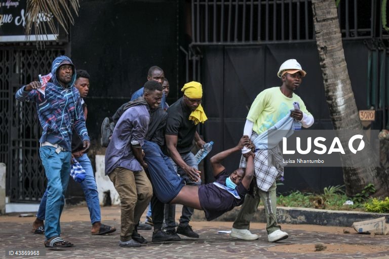 Demonstrators in the streets of Maputo on the last day of a week-long strike called by the Optimist Party for the Development of Mozambique (Podemos, extra-parliamentary), which came second in the general elections on October 9, with 20.32%, but claims not to recognize these results, which still have to be validated and proclaimed by the Constitutional Council, 07 November 2024. LUISA NHANTUMBO / LUSA