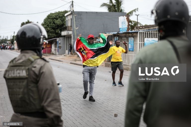 Demonstrators in the streets of Maputo on the last day of a week-long strike called by the Optimist Party for the Development of Mozambique (Podemos, extra-parliamentary), which came second in the general elections on October 9, with 20.32%, but claims not to recognize these results, which still have to be validated and proclaimed by the Constitutional Council, 07 November 2024. LUISA NHANTUMBO / LUSA