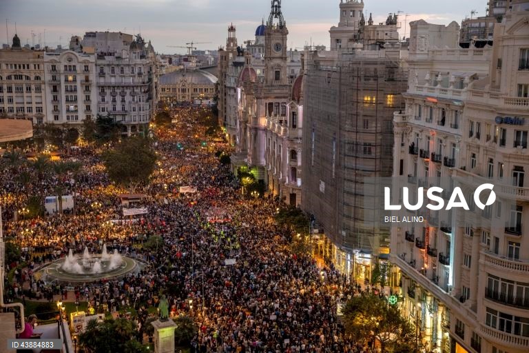 Espanha: Manifestações contra as autoridades depois das inundações de Valência