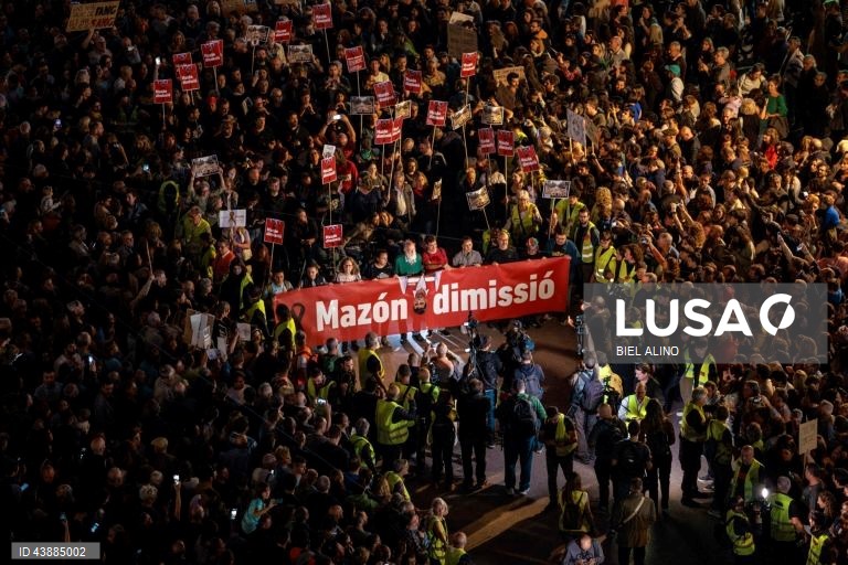 Espanha: Manifestações contra as autoridades depois das inundações de Valência