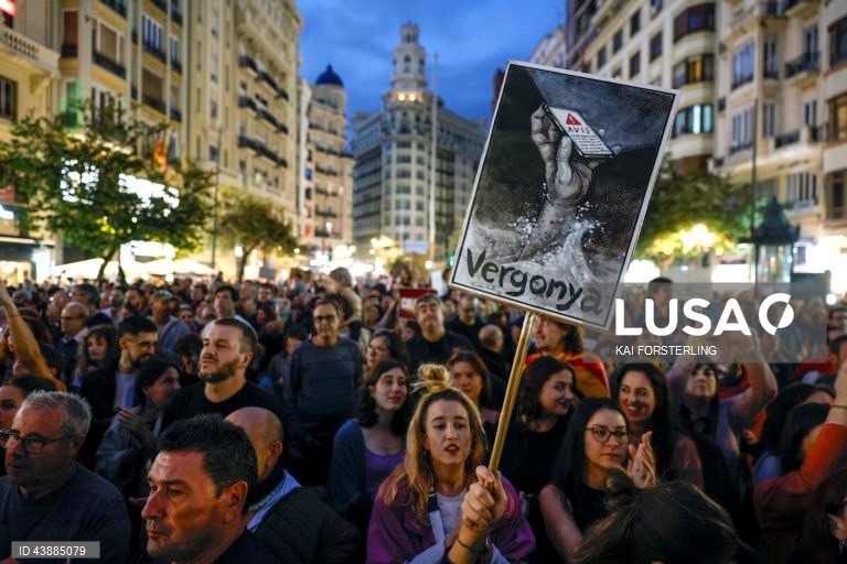 Espanha: Manifestações contra as autoridades depois das inundações de Valência