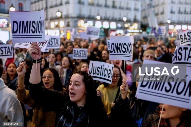 Espanha: Manifestações contra as autoridades depois das inundações de Valência