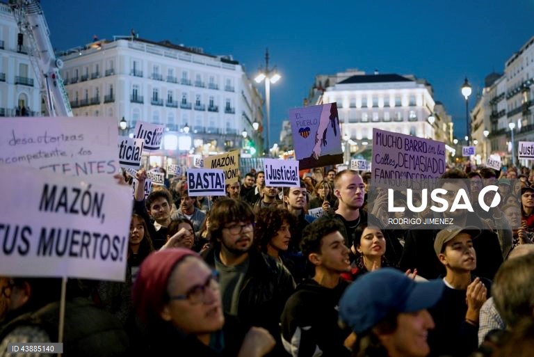 Espanha: Manifestações contra as autoridades depois das inundações de Valência