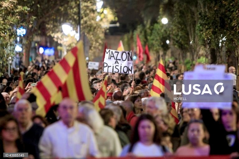 Espanha: Manifestações contra as autoridades depois das inundações de Valência