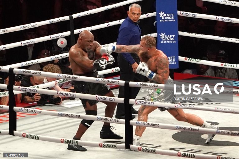 Jake Paul, dos Estados Unidos, e Mike Tyson, dos Estados Unidos, no seu combate de boxe de pesos pesados, em Arlington, Texas, EUA.