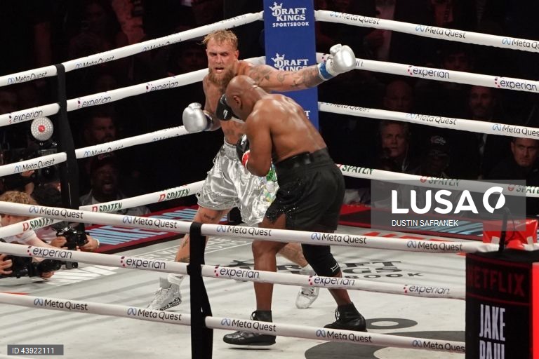 Jake Paul, dos Estados Unidos, e Mike Tyson, dos Estados Unidos, no seu combate de boxe de pesos pesados, em Arlington, Texas, EUA.