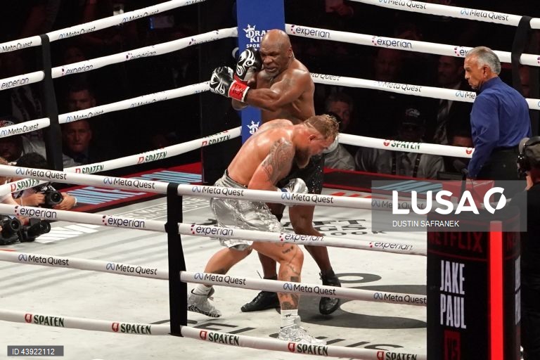 Jake Paul, dos Estados Unidos, e Mike Tyson, dos Estados Unidos, no seu combate de boxe de pesos pesados, em Arlington, Texas, EUA.