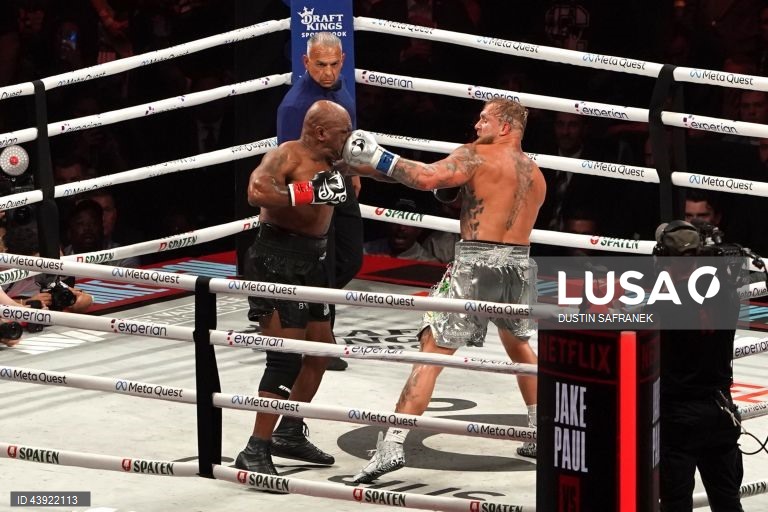 Jake Paul, dos Estados Unidos, e Mike Tyson, dos Estados Unidos, no seu combate de boxe de pesos pesados, em Arlington, Texas, EUA.