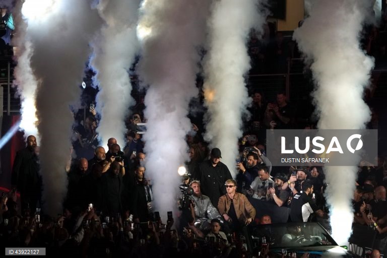 Jake Paul, dos Estados Unidos, e Mike Tyson, dos Estados Unidos, no seu combate de boxe de pesos pesados, em Arlington, Texas, EUA.