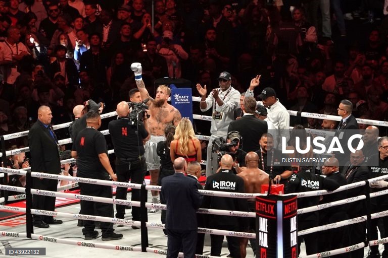 Jake Paul, dos Estados Unidos, e Mike Tyson, dos Estados Unidos, no seu combate de boxe de pesos pesados, em Arlington, Texas, EUA.