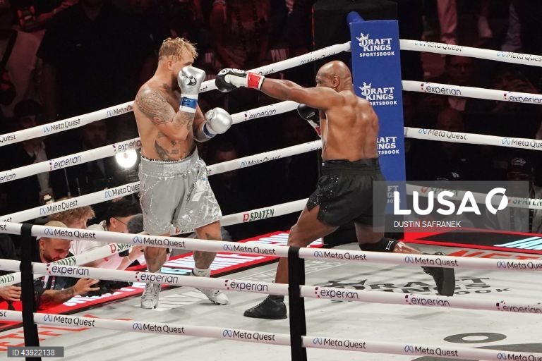 Jake Paul, dos Estados Unidos, e Mike Tyson, dos Estados Unidos, no seu combate de boxe de pesos pesados, em Arlington, Texas, EUA.