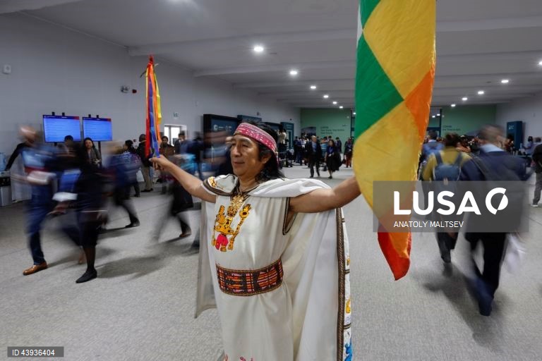 Ativistas protestam na conferência das Nações Unidas sobre Alterações Climáticas COP29