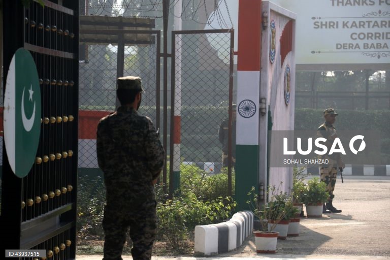 Kartarpur: Sikhs celebram aniversário do nascimento de Guru Nanak 