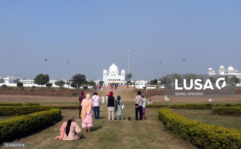 Kartarpur: Sikhs celebram aniversário do nascimento de Guru Nanak 