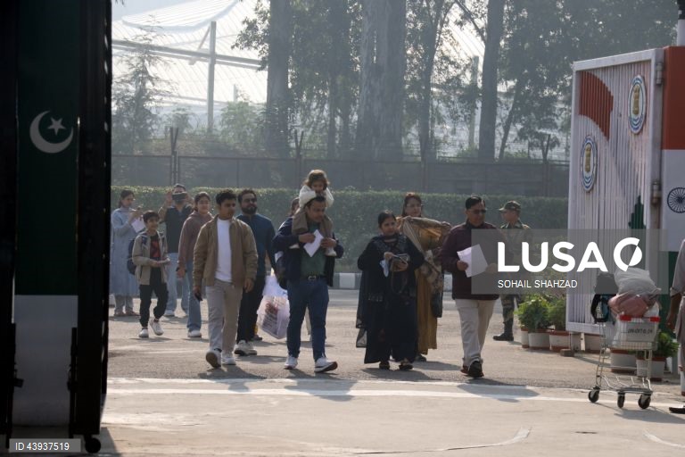 Kartarpur: Sikhs celebram aniversário do nascimento de Guru Nanak 