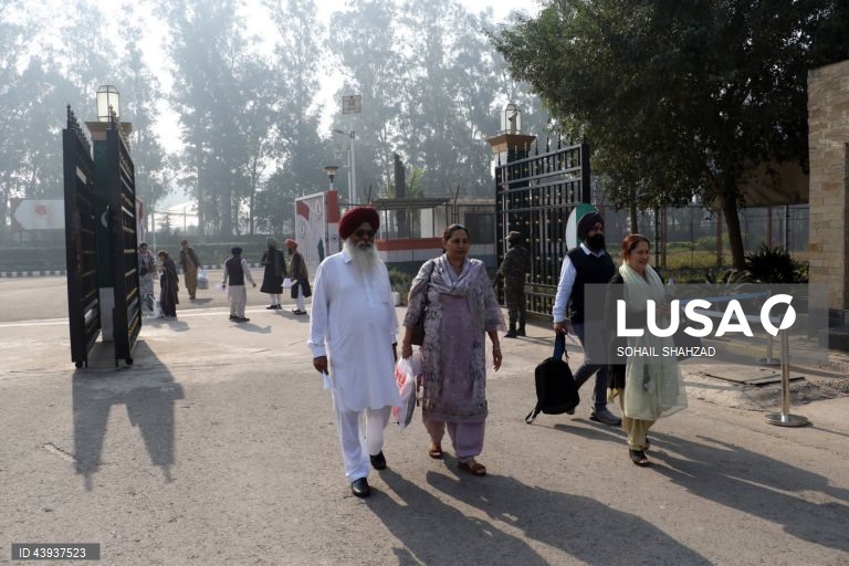 Kartarpur: Sikhs celebram aniversário do nascimento de Guru Nanak 