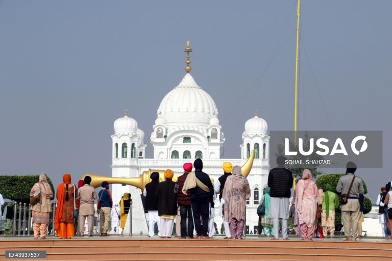 Kartarpur: Sikhs celebram aniversário do nascimento de Guru Nanak 