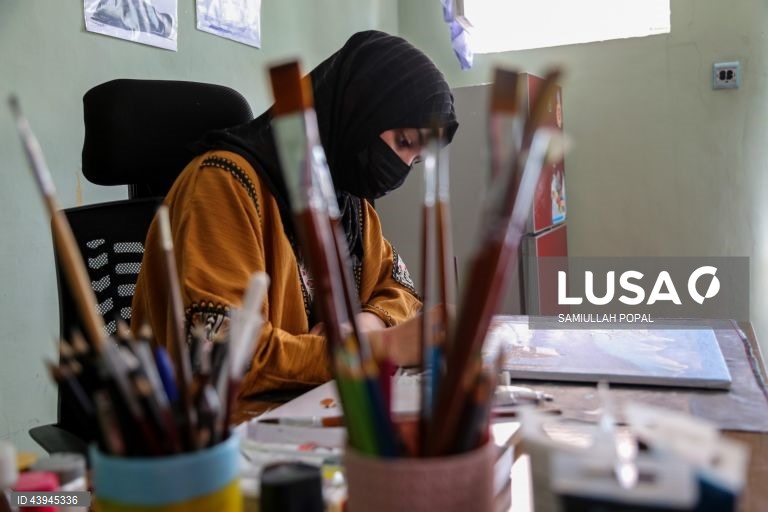 Afeganistão: Pintora Zohra Noori defende educação e arte para as raparigas