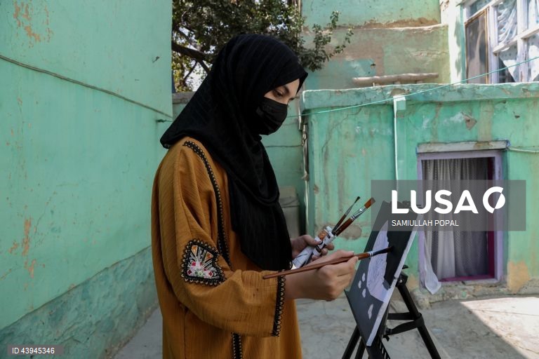 Afeganistão: Pintora Zohra Noori defende educação e arte para as raparigas