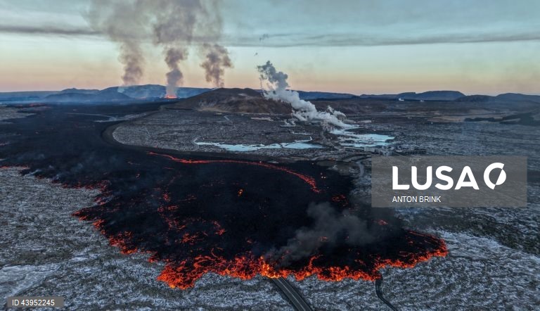 Islândia: Erupção vulcânica na Península de Reykjanes