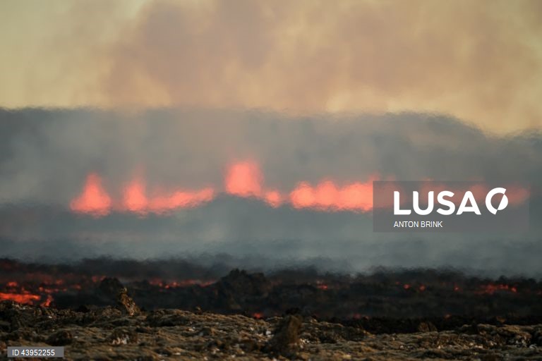 Islândia: Erupção vulcânica na Península de Reykjanes