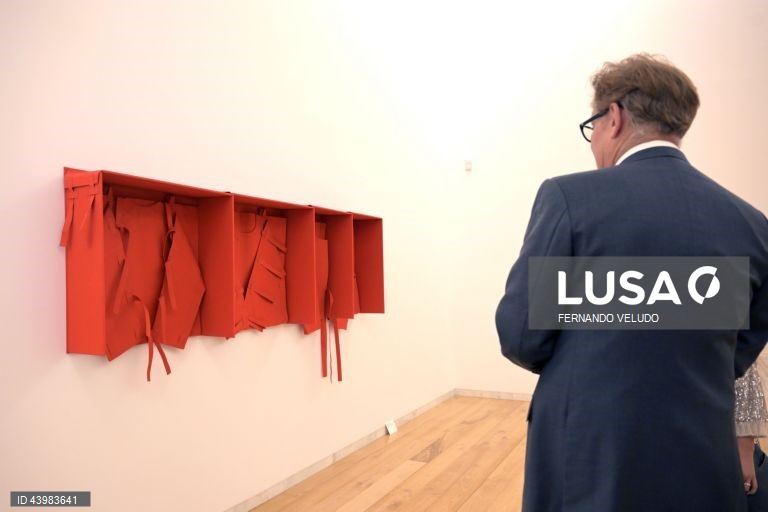 Exposição "Canção Contemporânea", obras da Coleção Mário Teixeira da Silva na coleção Serralves, com curadoria de Marta Moreira de Almeida, diretora-adjunta do Museu de Serralves, reúne 185 obras de 109 artistas portugueses e estrangeiros, na Fundação de Serralves, no Porto, 27 de novembro de 2024. A exposição dedicada à primeira apresentação em Serralves da Coleção de arte contemporânea criada pelo galerista e colecionador Mário Teixeira da Silva (Porto, 1947 — 2023, Lisboa), recentemente...