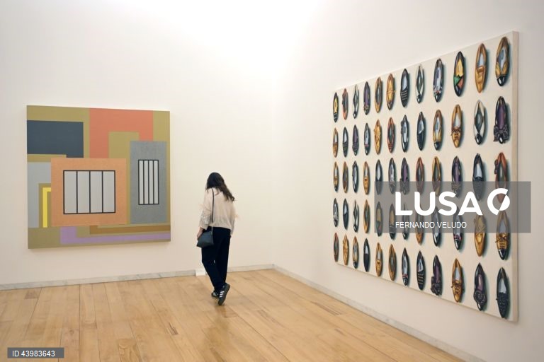 Exposição "Canção Contemporânea", obras da Coleção Mário Teixeira da Silva na coleção Serralves, com curadoria de Marta Moreira de Almeida, diretora-adjunta do Museu de Serralves, reúne 185 obras de 109 artistas portugueses e estrangeiros, na Fundação de Serralves, no Porto, 27 de novembro de 2024. A exposição dedicada à primeira apresentação em Serralves da Coleção de arte contemporânea criada pelo galerista e colecionador Mário Teixeira da Silva (Porto, 1947 — 2023, Lisboa), recentemente...