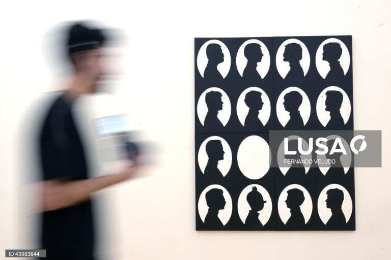 Exposição "Canção Contemporânea", obras da Coleção Mário Teixeira da Silva na coleção Serralves, com curadoria de Marta Moreira de Almeida, diretora-adjunta do Museu de Serralves, reúne 185 obras de 109 artistas portugueses e estrangeiros, na Fundação de Serralves, no Porto, 27 de novembro de 2024. A exposição dedicada à primeira apresentação em Serralves da Coleção de arte contemporânea criada pelo galerista e colecionador Mário Teixeira da Silva (Porto, 1947 — 2023, Lisboa), recentemente...