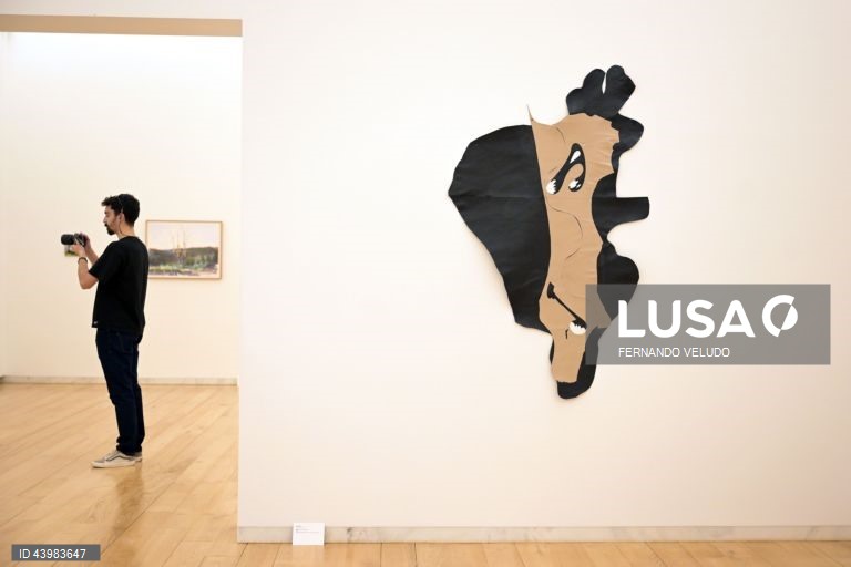 Exposição "Canção Contemporânea", obras da Coleção Mário Teixeira da Silva na coleção Serralves, com curadoria de Marta Moreira de Almeida, diretora-adjunta do Museu de Serralves, reúne 185 obras de 109 artistas portugueses e estrangeiros, na Fundação de Serralves, no Porto, 27 de novembro de 2024. A exposição dedicada à primeira apresentação em Serralves da Coleção de arte contemporânea criada pelo galerista e colecionador Mário Teixeira da Silva (Porto, 1947 — 2023, Lisboa), recentemente...