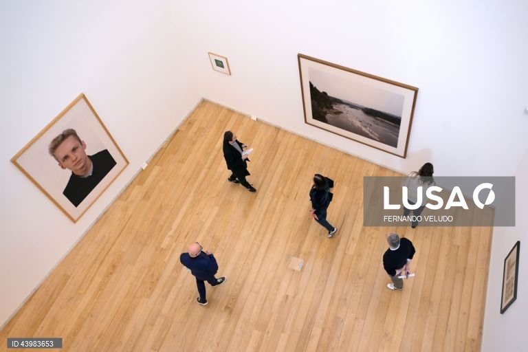 Exposição "Canção Contemporânea", obras da Coleção Mário Teixeira da Silva na coleção Serralves, com curadoria de Marta Moreira de Almeida, diretora-adjunta do Museu de Serralves, reúne 185 obras de 109 artistas portugueses e estrangeiros, na Fundação de Serralves, no Porto, 27 de novembro de 2024. A exposição dedicada à primeira apresentação em Serralves da Coleção de arte contemporânea criada pelo galerista e colecionador Mário Teixeira da Silva (Porto, 1947 — 2023, Lisboa), recentemente...