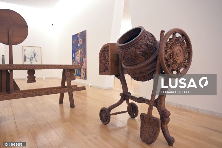 Exposição "Canção Contemporânea", obras da Coleção Mário Teixeira da Silva na coleção Serralves, com curadoria de Marta Moreira de Almeida, diretora-adjunta do Museu de Serralves, reúne 185 obras de 109 artistas portugueses e estrangeiros, na Fundação de Serralves, no Porto, 27 de novembro de 2024. A exposição dedicada à primeira apresentação em Serralves da Coleção de arte contemporânea criada pelo galerista e colecionador Mário Teixeira da Silva (Porto, 1947 — 2023, Lisboa), recentemente...