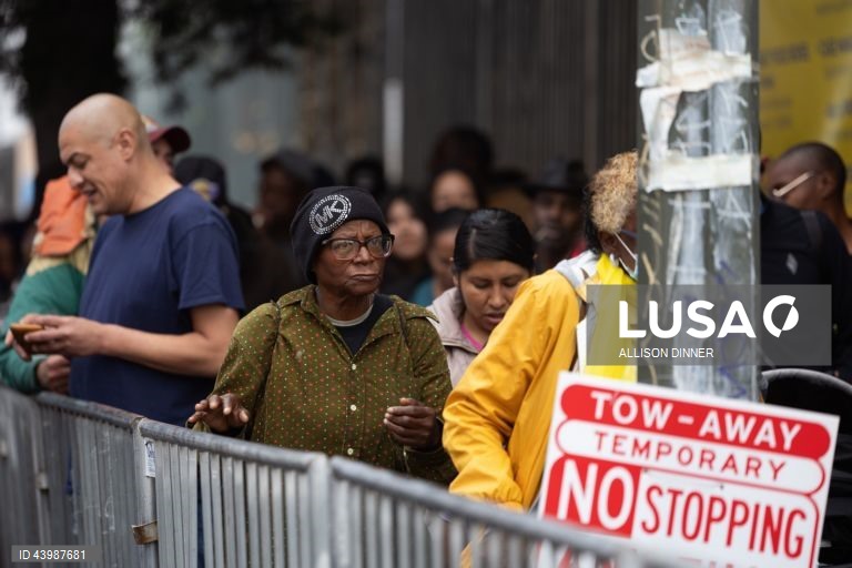 EUA: Missionários oferecem refeições quentes a sem-abrigo de Los Angeles do Dia de Ação de Graças
