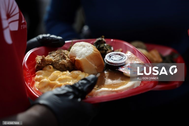 EUA: Missionários oferecem refeições quentes a sem-abrigo de Los Angeles do Dia de Ação de Graças