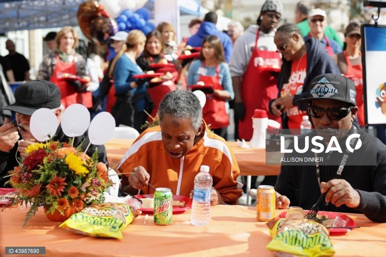 EUA: Missionários oferecem refeições quentes a sem-abrigo de Los Angeles do Dia de Ação de Graças