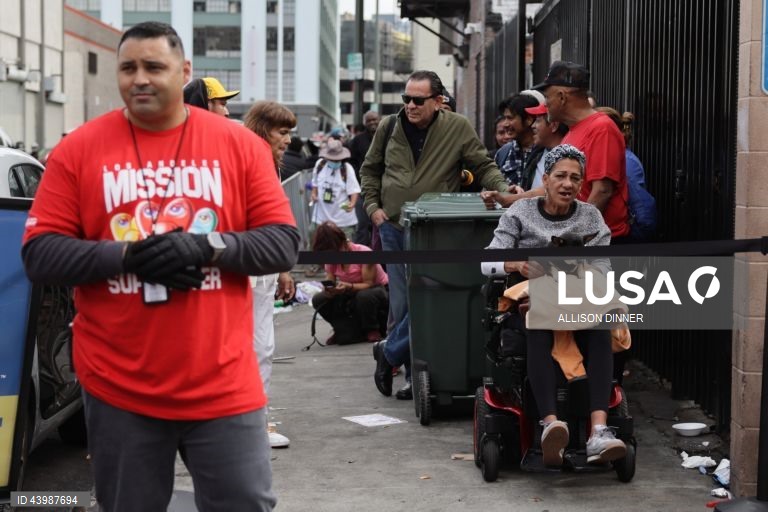 EUA: Missionários oferecem refeições quentes a sem-abrigo de Los Angeles do Dia de Ação de Graças