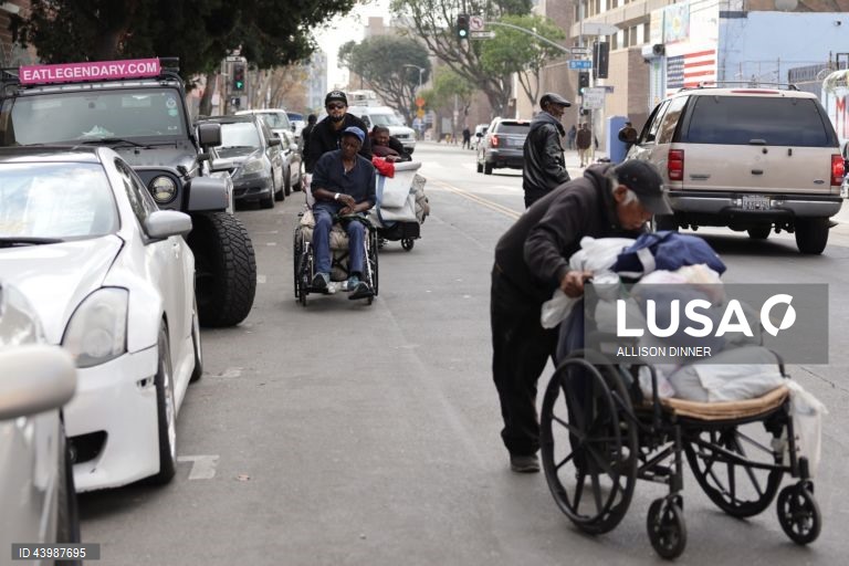 EUA: Missionários oferecem refeições quentes a sem-abrigo de Los Angeles do Dia de Ação de Graças