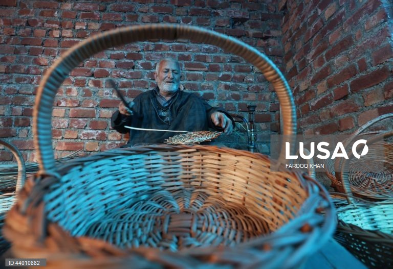 Índia: Produção de artesanato de verga em Srinagar