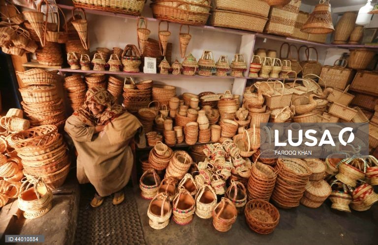 Índia: Produção de artesanato de verga em Srinagar