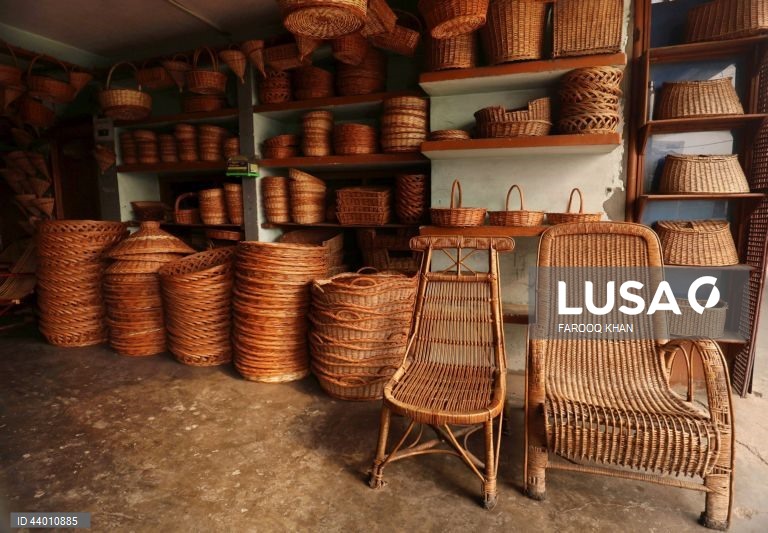 Índia: Produção de artesanato de verga em Srinagar