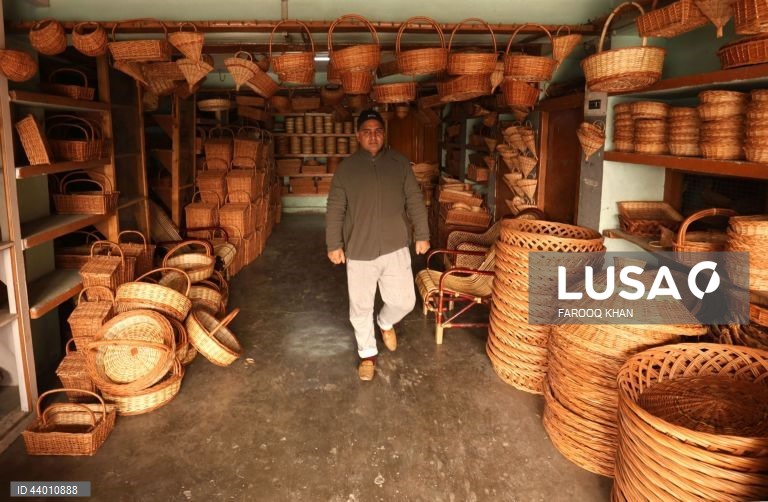 Índia: Produção de artesanato de verga em Srinagar