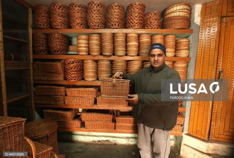Índia: Produção de artesanato de verga em Srinagar
