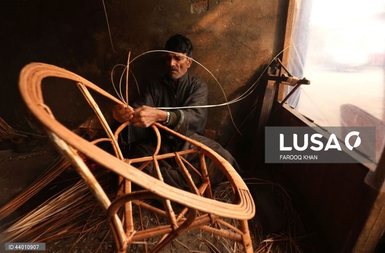 Índia: Produção de artesanato de verga em Srinagar