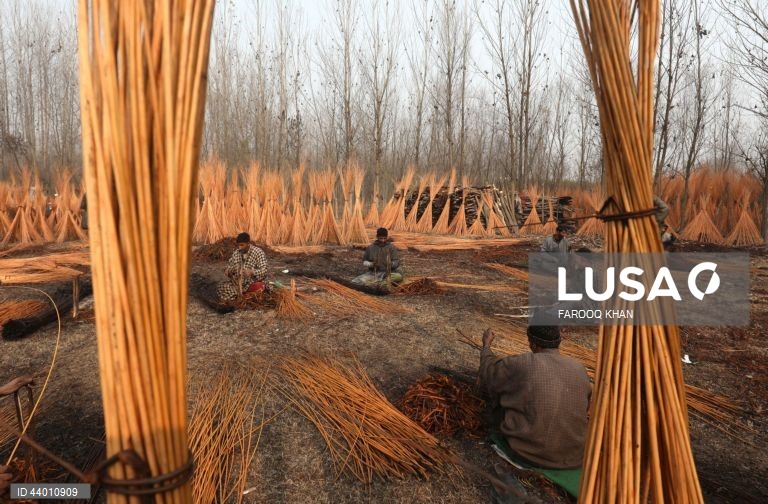 Índia: Produção de artesanato de verga em Srinagar