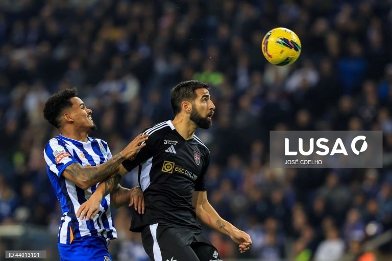 O FC Porto colocou-se hoje a três pontos do líder Sporting, ao vencer por 2-0 na receção ao Casa Pia, mantendo-se 100% vitorioso em casa, em encontro da 12.ª jornada da I Liga portuguesa de futebol.