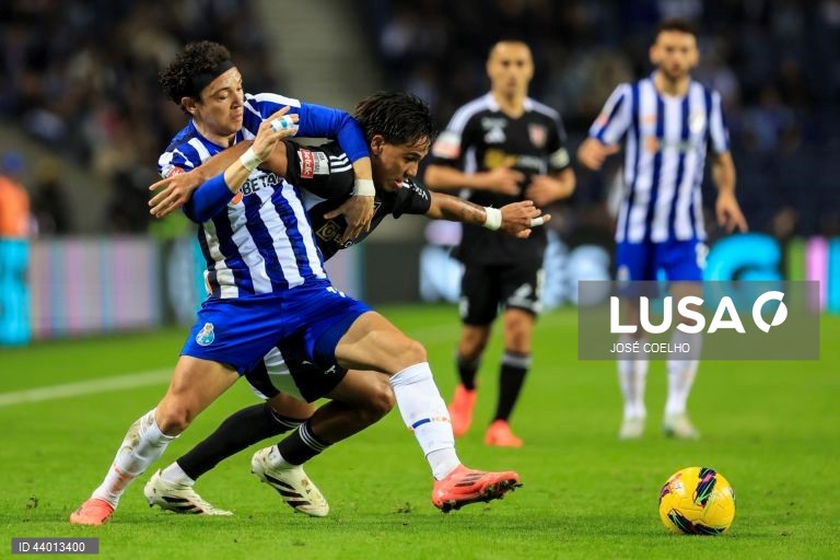 O FC Porto colocou-se hoje a três pontos do líder Sporting, ao vencer por 2-0 na receção ao Casa Pia, mantendo-se 100% vitorioso em casa, em encontro da 12.ª jornada da I Liga portuguesa de futebol.