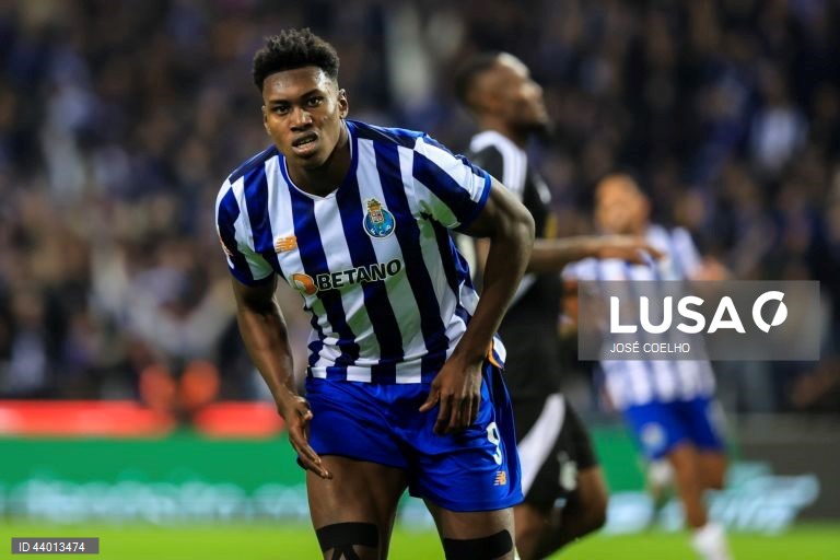 O FC Porto colocou-se hoje a três pontos do líder Sporting, ao vencer por 2-0 na receção ao Casa Pia, mantendo-se 100% vitorioso em casa, em encontro da 12.ª jornada da I Liga portuguesa de futebol.