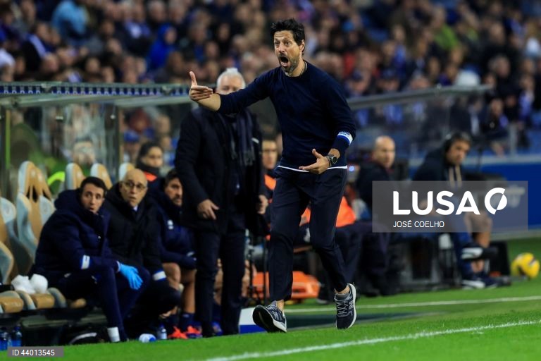 O FC Porto colocou-se hoje a três pontos do líder Sporting, ao vencer por 2-0 na receção ao Casa Pia, mantendo-se 100% vitorioso em casa, em encontro da 12.ª jornada da I Liga portuguesa de futebol.