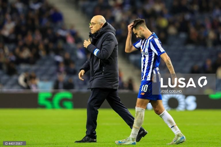 O FC Porto colocou-se hoje a três pontos do líder Sporting, ao vencer por 2-0 na receção ao Casa Pia, mantendo-se 100% vitorioso em casa, em encontro da 12.ª jornada da I Liga portuguesa de futebol.