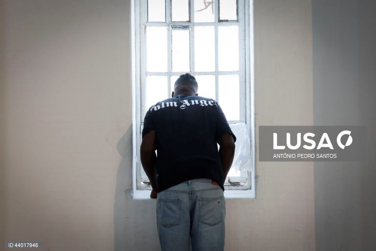 Reclusos atuam durante uma formação teatral do Teatro Experimental de Cascais (TEC), no Estabelecimento Prisional do Linhó, em Sintra, 28 de novembro de 2024. (ACOMPANHA TEXTO DO DIA 21 DE DEZEMBRO DE 2024) ANTÓNIO PEDRO SANTOS/LUSA